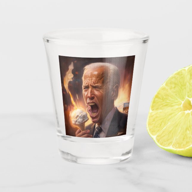 Biden frisst Eis, während die Welt brennt Schnapsglas (Vorderseite)
