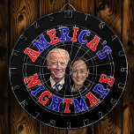 Biden Harris Cartoon AMERICA'S NIGHTMARE Dartscheibe<br><div class="desc">Karikatur-Cartoon von Joe Biden und Kamala Harris zentriert sich zwischen der Formulierung AMERICA'S NIGHTMARE. Buchstaben wechseln zwischen rot und blau. Das Design wird auf einem schwarzen Hintergrund angezeigt,  den Sie in eine beliebige Farbe ändern können.</div>