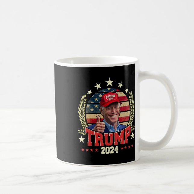 Biden Wearing Trump Red Hat Shirt Funny Trump 2024 Kaffeetasse (Rechts)