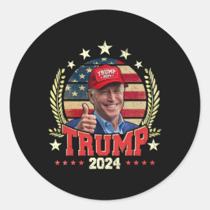 Biden Wearing Trump Red Hat Shirt Funny Trump 2024 Runder Aufkleber