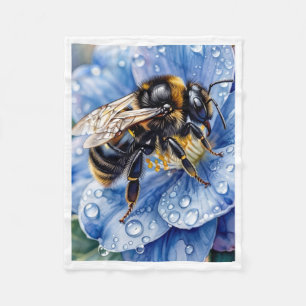 Biene auf blauem Blumenbett Fleecedecke