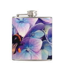 Biene auf blauen und violetten Blumen