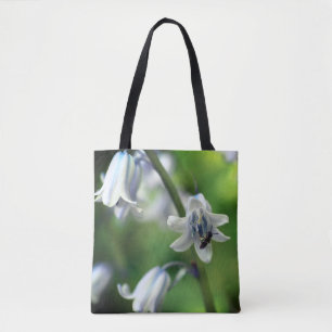 Biene auf Blauglockenblüte Nahaufnahme