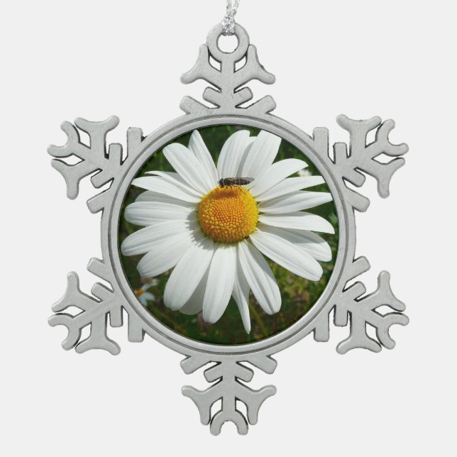 Biene auf Daisy Alaskan Summer Nature Foto Schneeflocken Zinn-Ornament (Vorderseite)