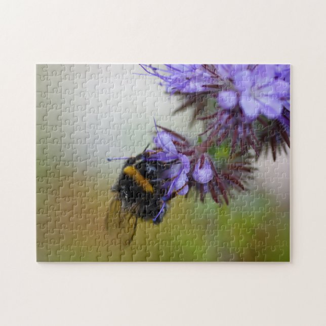 Biene auf einem Blue Tansy Jigsaw Puzzle (Horizontal)