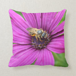 Biene auf einem Blumethrow-Kissen Kissen