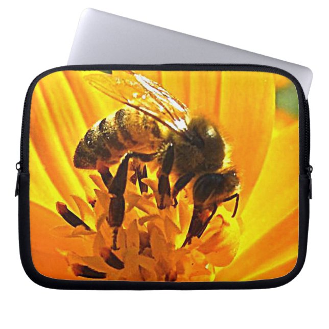 Biene auf einer Blume Laptopschutzhülle (Vorderseite)
