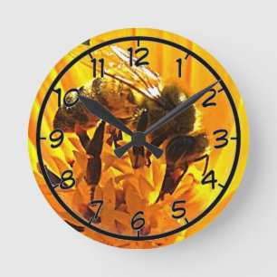 Biene auf einer Blume Runde Wanduhr