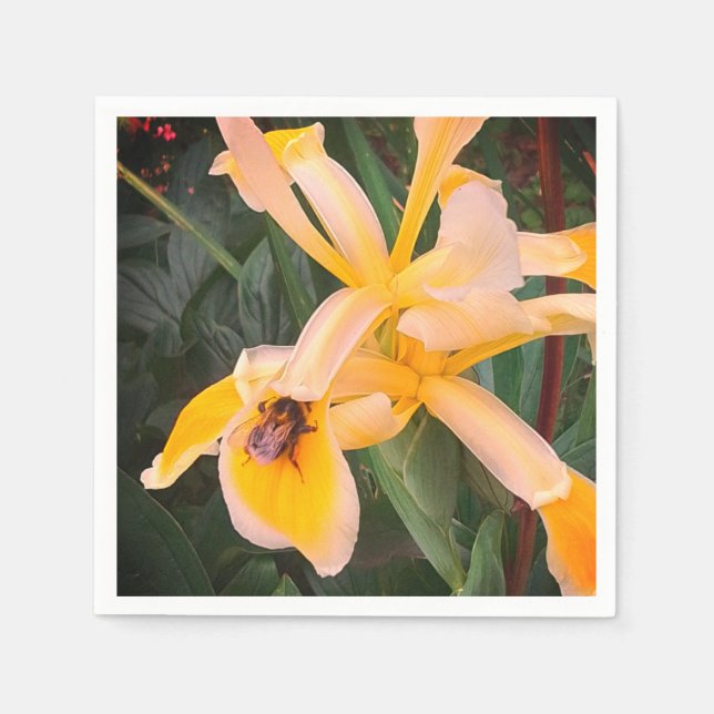 Biene auf einer gelben Blume Serviette (Vorderseite)