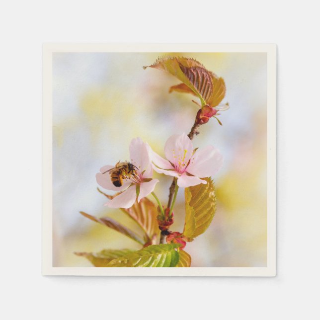 Biene auf einer Kirschblüte Serviette (Vorderseite)