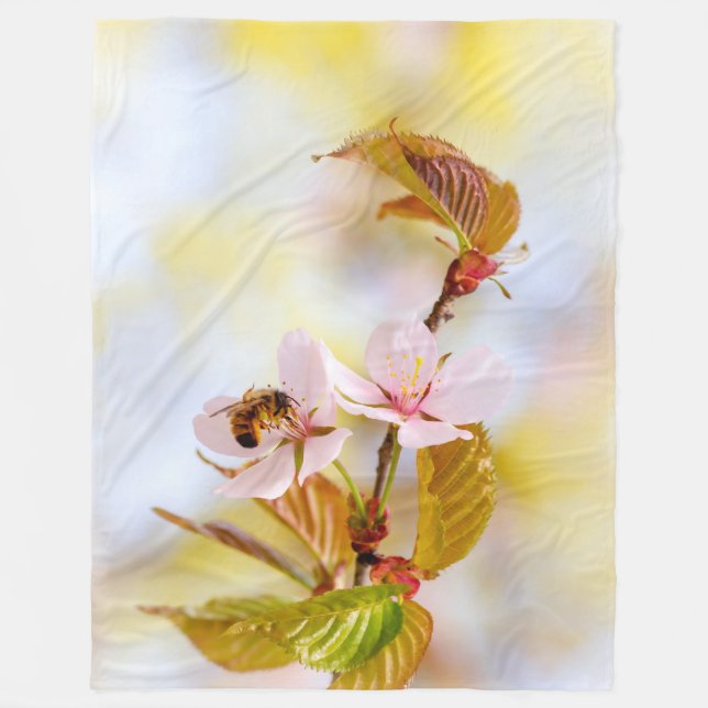 Biene auf einer Kirsche-Blume Fleecedecke (Vorderseite)