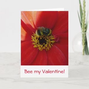 Biene auf einer Valentinstagskarte mit Blumen Feiertagskarte