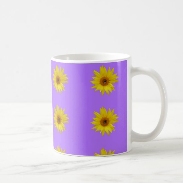 Biene auf gelber Sonnenblume auf lila Kaffeetasse (Rechts)