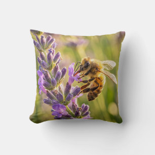 Biene auf Lavendel Kissen