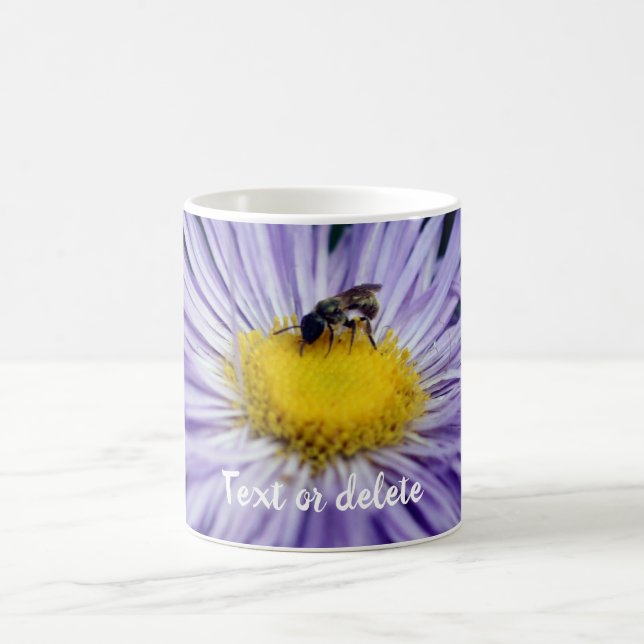 Biene auf Lila Daisy-Blume Personalisiert Kaffeetasse (Mittel)