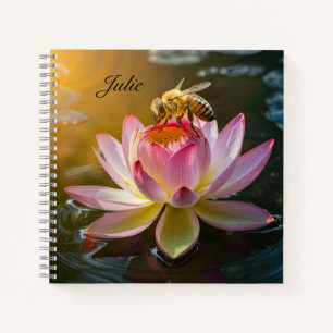 Biene auf Lotus Blume Personalisiert Notizbuch