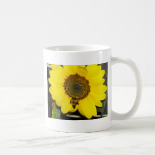 Biene auf Sonnenblume Tasse