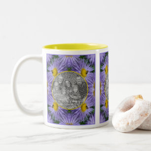 Biene auf violetten Blumen Naturrahmen hinzufügen Zweifarbige Tasse