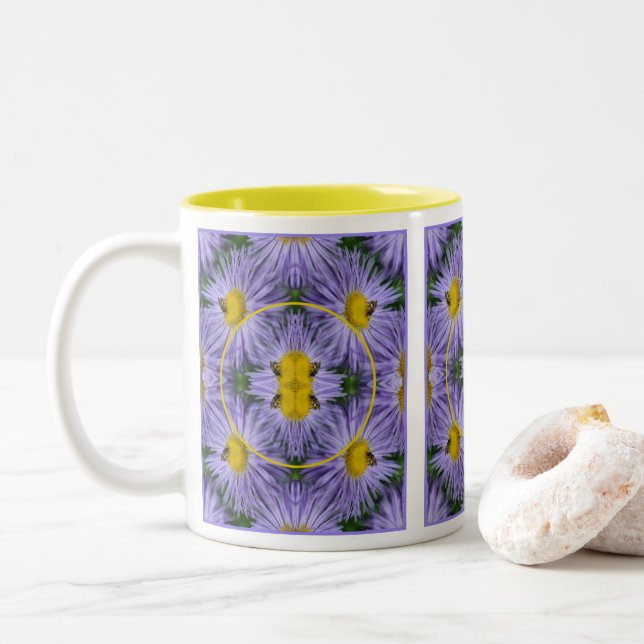 Biene auf violetten Blumen Naturrahmen hinzufügen  Zweifarbige Tasse (Mit Donut)