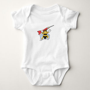 Biene beim Dartsspielen mit Dart.PNG Baby Strampler
