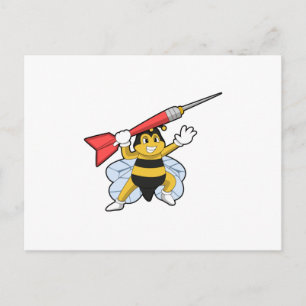 Biene beim Dartsspielen mit Dart.PNG Postkarte
