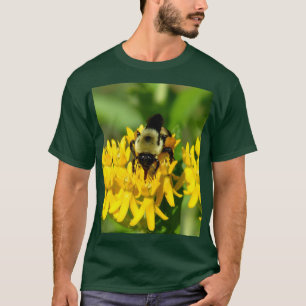 Biene beim Gelage auf Schmetterlingskraut-Wildblum T-Shirt