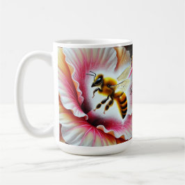 Biene, die eine blühende Hibiskus-Blume befruchten Kaffeetasse