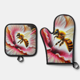 Biene, die eine blühende Hibiskus-Blume befruchten Ofenhandschuh & Topflappen-Set