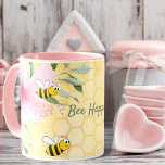 Biene Happy Hummeln Gelbe Honigwabe Sommer Tasse<br><div class="desc">Fügen Sie Ihrem Arbeitsraum etwas Spaß und Spaß hinzu! Gelber,  weißer Hintergrund mit Wabenmuster. Blume mit rosa tropischen Blumen,  Hibiskus und Hummeln. Der Text: Bee Happy mit einem handgeschriebenen Stil Skript. Ideal für Ihre Zuhause im Sommer!</div>
