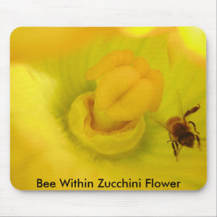 Biene innerhalb der Zucchini-Blume Mousepad