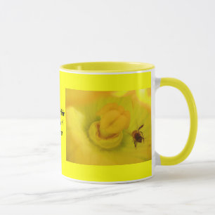 Biene innerhalb der Zucchini-Blume Tasse