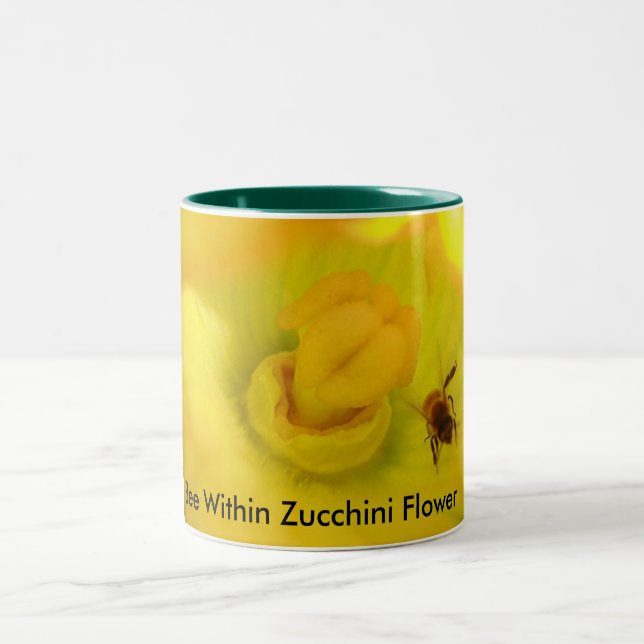 Biene innerhalb der Zucchini-Blume Zweifarbige Tasse (Mittel)
