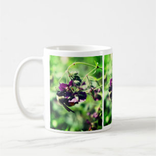 Biene mit Pollen auf Blume Kaffeetasse