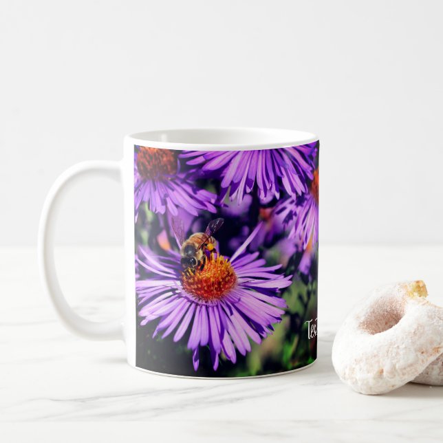 Biene On Lila Aster Blume Personalisiert Kaffeetasse (Mit Donut)
