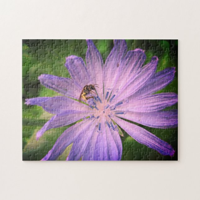 Biene Pollinieren einer Lila Blume Puzzle (Horizontal)