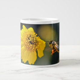Biene polliniert eine gelbe Blume Jumbo-Tasse