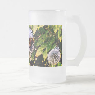 Biene und Wespe auf blauer Blume Mattglas Bierglas