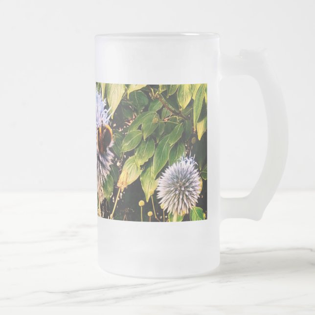 Biene und Wespe auf blauer Blume Mattglas Bierglas (Rechts)