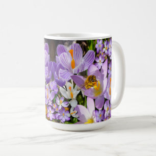 Bienen-Ansammlung Nectar aus den Blume von Crocus Kaffeetasse