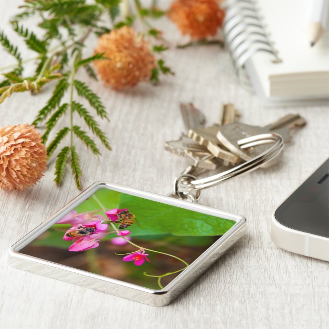 Bienen auf Korallenreben-Blume Schlüsselanhänger (Seite)