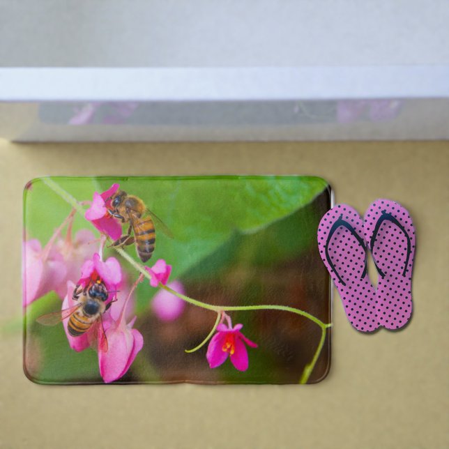 Bienen auf Korallenweinpflanzen Blume Fotografie Badematte (Bees on pink coral vine flowers bath mat. )