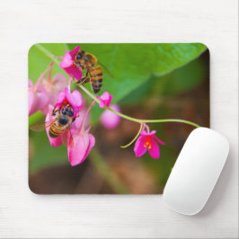 Bienen auf Korallenweinpflanzen Blume Fotografie Mousepad