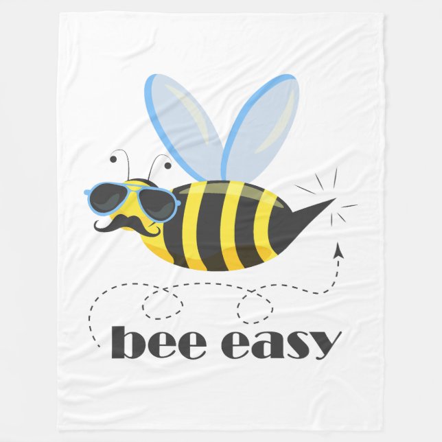 Bienenfigur mit Schnurrbart-Sonnenbrille Bee Easy Fleecedecke (Vorderseite)