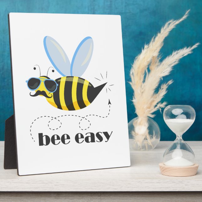 Bienenfigur mit Schnurrbart-Sonnenbrille Bee Easy Fotoplatte (Seite)
