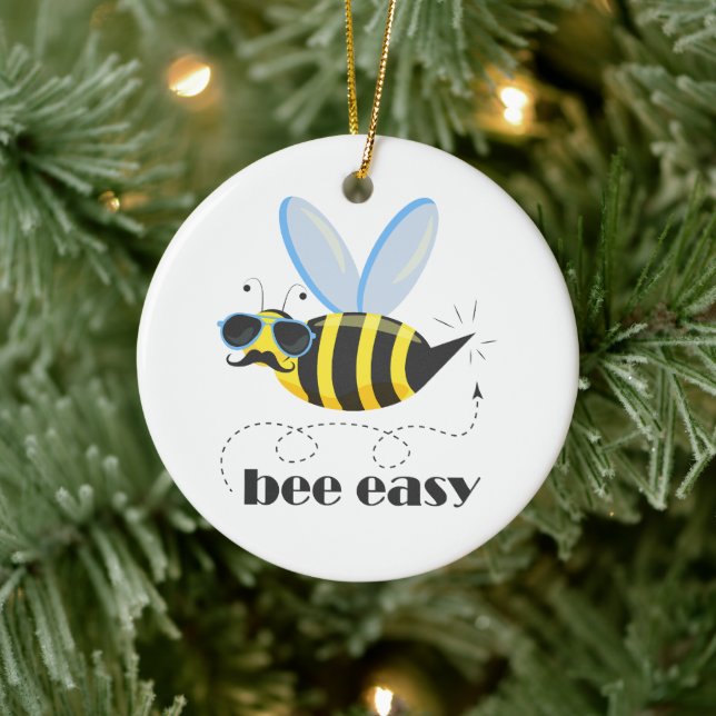 Bienenfigur mit Schnurrbart-Sonnenbrille Bee Easy Keramik Ornament (Baum)