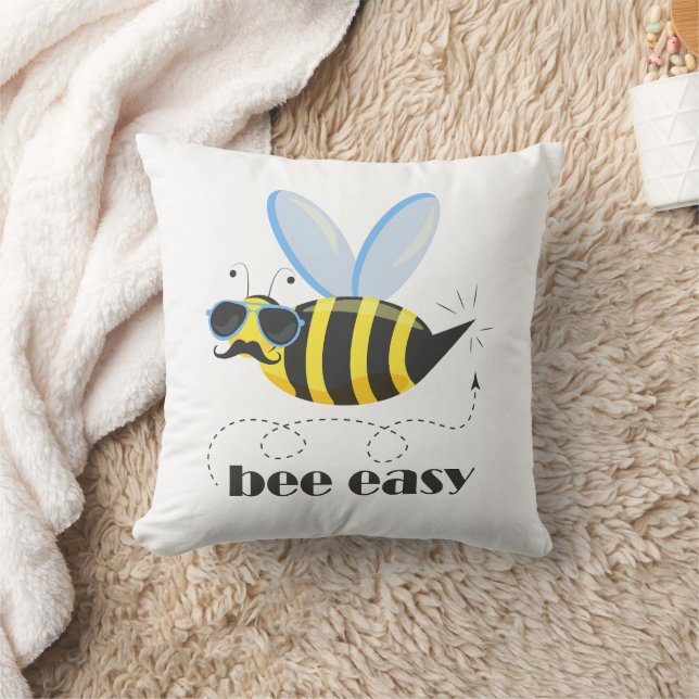 Bienenfigur mit Schnurrbart-Sonnenbrille Bee Easy Kissen (Decke)