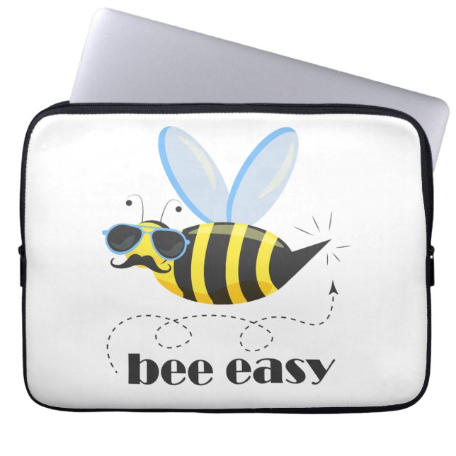 Bienenfigur mit Schnurrbart-Sonnenbrille Bee Easy Laptopschutzhülle (Vorderseite)