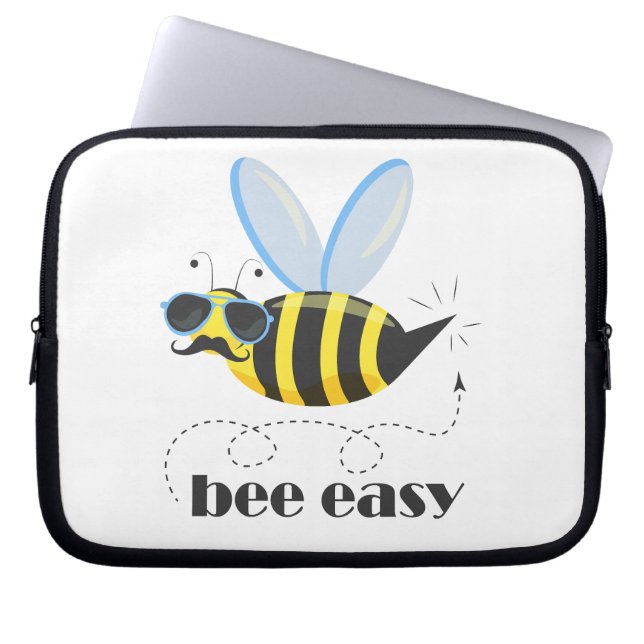 Bienenfigur mit Schnurrbart-Sonnenbrille Bee Easy Laptopschutzhülle (Vorderseite)