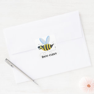 Bienenfigur mit Schnurrbart-Sonnenbrille Bee Easy Quadratischer Aufkleber