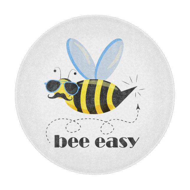 Bienenfigur mit Schnurrbart-Sonnenbrille Bee Easy Schneidebrett (Vorderseite)